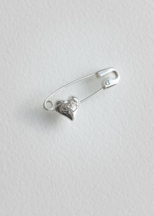 SAFETY PIN Ohrring mit "On ne voit bien qu'avec le cœur" Charm