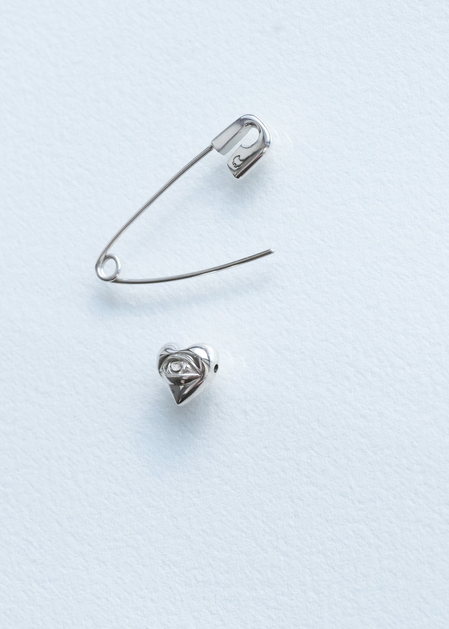 SAFETY PIN Earring with "On ne voit bien qu'avec le cœur" Charm
