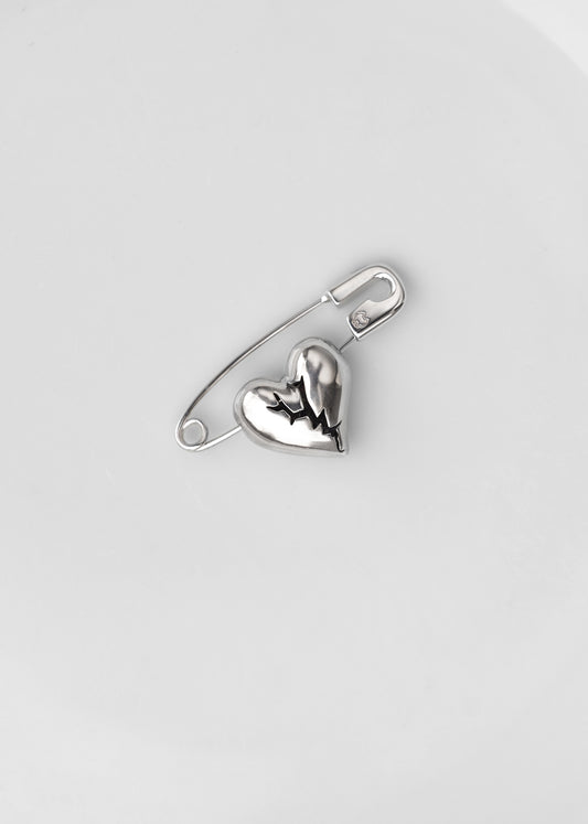 SAFETY PIN Ohrring mit CRACKED HEART Anhänger